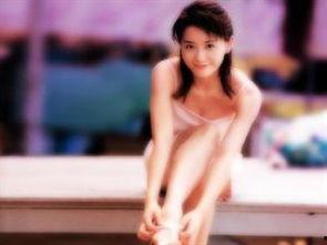 国产蹲姿红发美女视频,网络热议不断